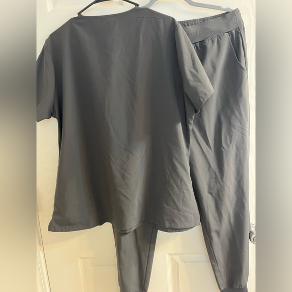 🆕Grey Scrub Set - Picture 4 of 4